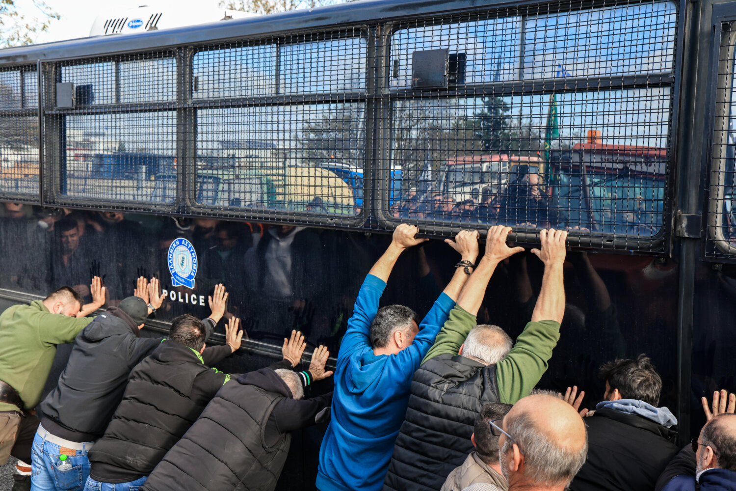 [382518] ΑΓΡΟΤΙΚΟ ΜΠΛΟΚΟ ΣΤΗ ΝΙΚΑΙΑ ΛΑΡΙΣΑΣ (EUROKINISSI)